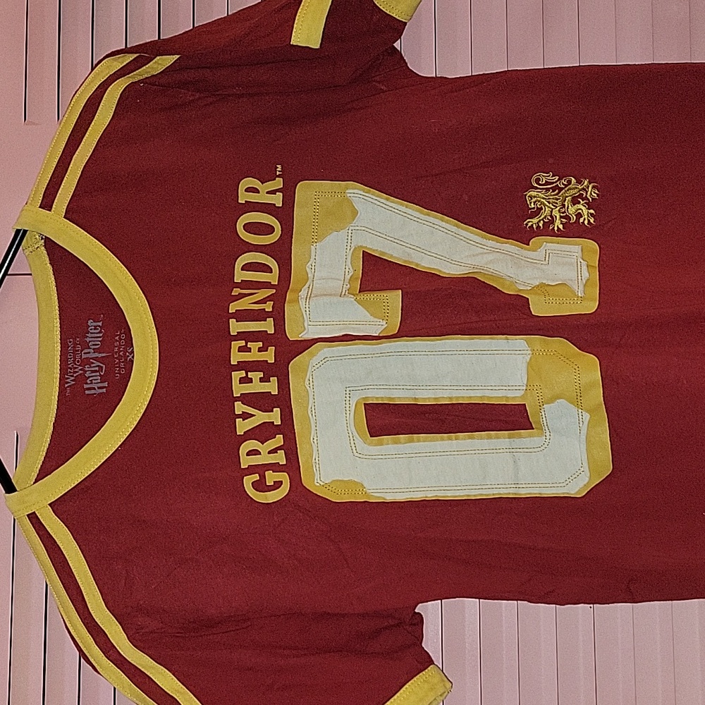 Unisex Adult XS Pre-Distressed Gryffindor Harry Potter Quidditch Jersey T-Shirt